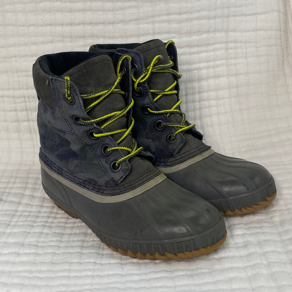 Sorel Dark Gray Boots with Neon Laces Youth Sz 4